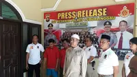 Pedagang dan pemasok daging celeng ditangkap petuga Polres Lubuk Linggau (Liputan6.com / Nefri Inge)