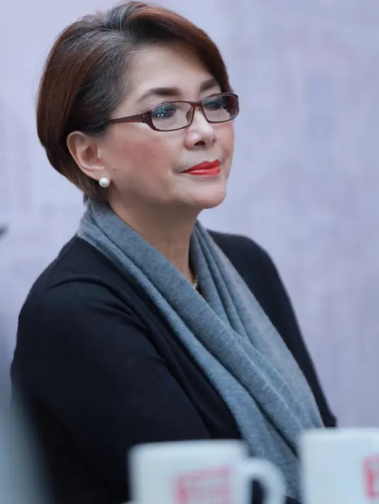 Sutradara Angga melihat lirik lagu 'Sabda Rindu' milik Glenn Fredly. Sang sutradara menggambarkan cinta mendalam Sulastri kepada Jaya. (Galih W. Satria/Bintang.com)