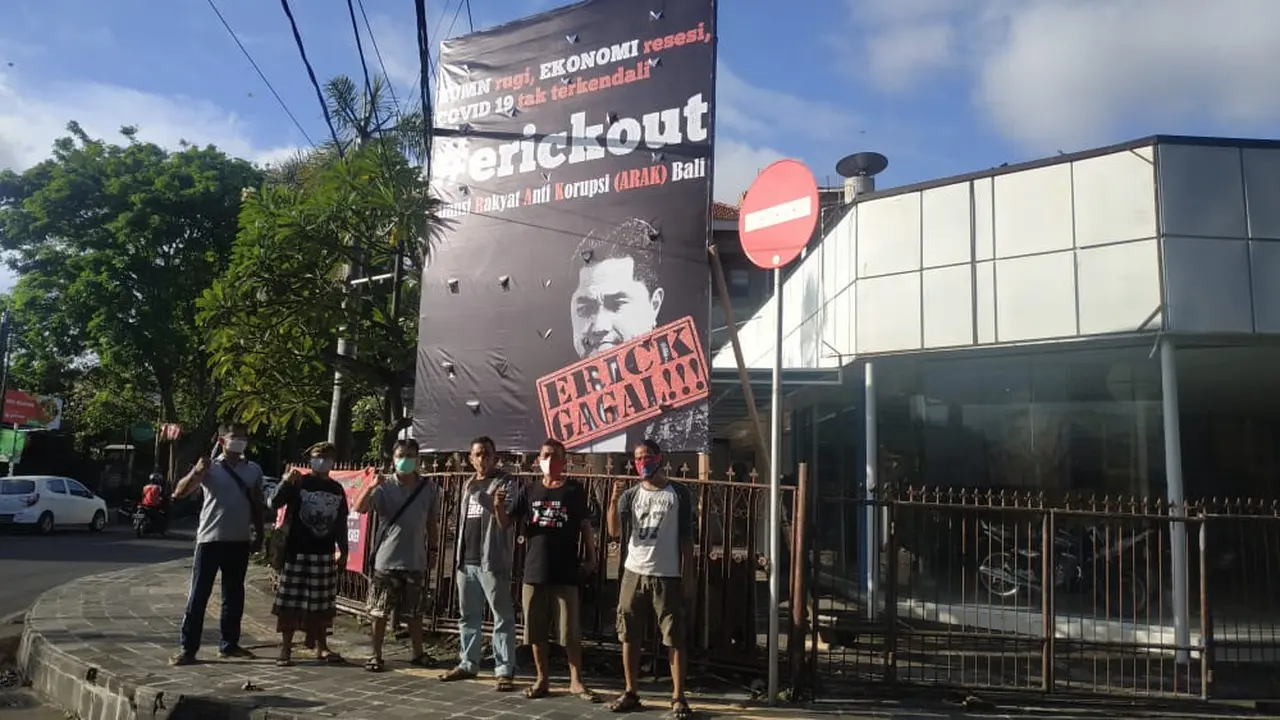 Baliho Erick Thohir Out di Bali