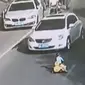 Beberapa mobil nampak berusaha menghindari si anak agar tidak tertabrak.