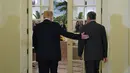 Presiden AS Donald Trump (kiri) bersama PM Singapura Lee Hsien Loong (kanan) memasuki ruangan untuk makan siang bersama di Istana Negara Singapura, Senin (11/6). (SAUL LOEB/AFP)