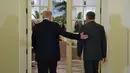 Presiden AS Donald Trump (kiri) bersama PM Singapura Lee Hsien Loong (kanan) memasuki ruangan untuk makan siang bersama di Istana Negara Singapura, Senin (11/6). (SAUL LOEB/AFP)