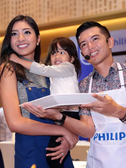 Menu berbeda buat sang istri Liza Elly. Istri tercintanya, kini sedang menjalani hidup sehat. Selain berolah raga, konsumsi makanan juga dijaga. Buat sang istri, special request tidak pakai garam dan gula. (Deki Prayoga/Bintang.com)