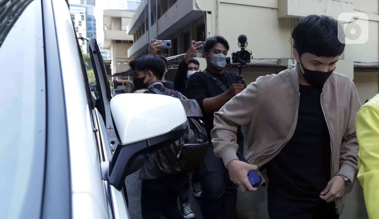YouTuber Atta Halilintar tiba di Bareskrim Polri, Jakarta, Kamis (17/3/2022). Atta Halilintar menjalani pemeriksaan terkait kasus dugaan penipuan investasi trading binary option lewat platform Quotex dengan tersangka Doni Salmanan. (Liputan6.com/Herman Zakharia)