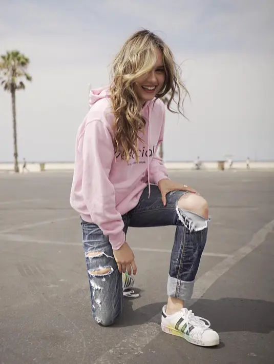 Hanya mengenakan hoodie dan celana jeans, Cinta Laura sudah terlihat cantik menawan. (Foto: instagram.com/claurakiehl)