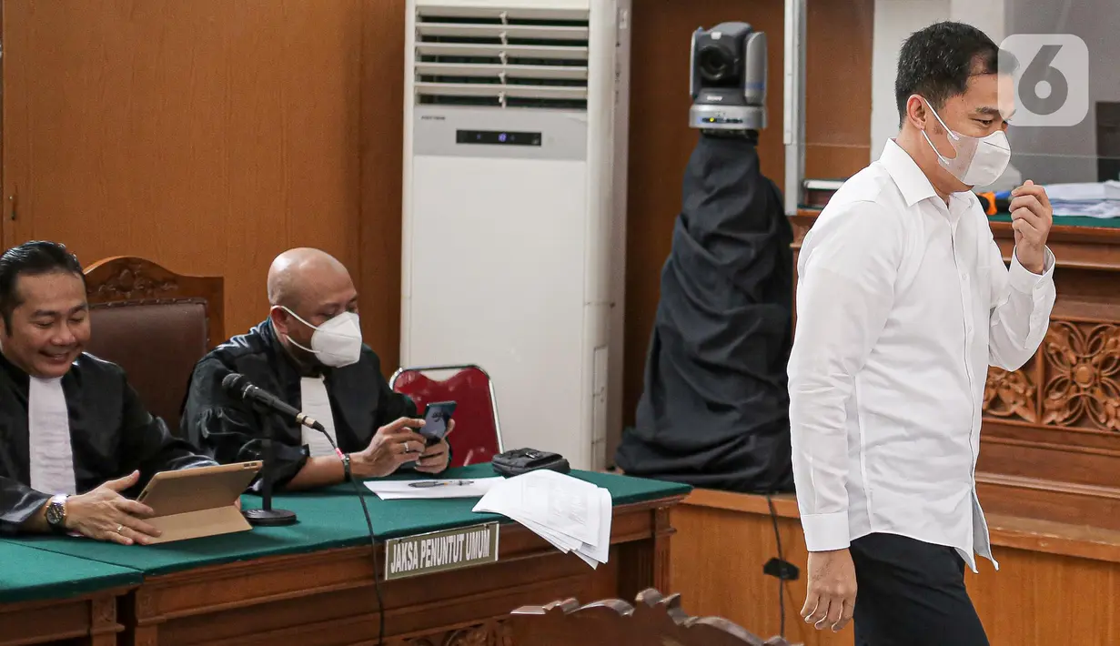 Terdakwa kasus pembunuhan Brigadir Yosua Hutabarat, Arif Rachman usai sidang lanjutan di PN Jakarta Selatan, Jakarta, Selasa (8/11/2022). Putusan dibacakan Hakim Ketua, Ahmad Suhel, di Pengadilan Negeri Jakarta Selatan. (Liputan6.com/Faizal Fanani)