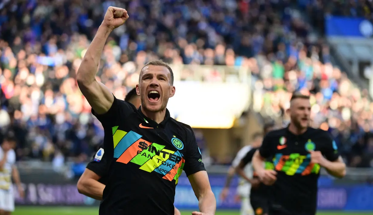 Menjadi mesin gol Inter Milan, Edin Dzeko meraih kesuksesan musim ini. Ia berhasil mengantarkan il Nerazurri juara Coppa Italia 2022. Dzeko tampil apik bersama Inter Milan. Ia sukses mencetak 17 gol dan 10 assist di semua ajang. Ia tampil dalam 49 laga dengan rincian 3.371 menit bermain pada 2021/2022. (AFP/Miguel Medina)