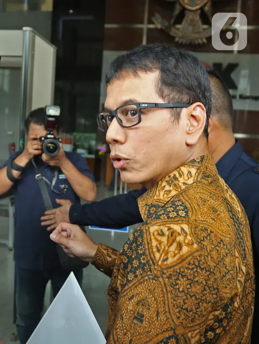 Menteri Pariwisata dan Ekonomi Kreatif Wishnutama saat tiba di Gedung KPK, Jakarta, Kamis (9/1/2020). Wishnutama mendatangi KPK untuk menyerahkan laporan harta kekayaan penyelenggara negara (LHKPN). (Liputan6.com/Herman Zakharia)