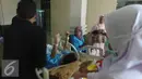 Julia Perez menyapa awak media usai menjalani pemeriksaan MRI di RSCM, Jakarta, Rabu (28/12). Julia Perez masuk rumah sakit sejak pekan lalu. Sebelumnya, Jupe sempat merasakan sakit di bagian kakinya. (Liputan6.com/Herman Zakharia)