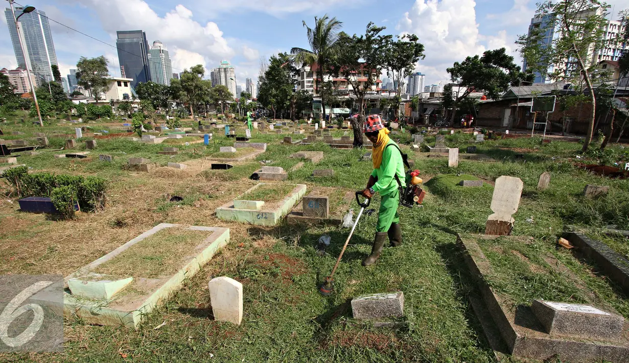 Pekerja membersihkan makam di TPU Karet Bivak, Jakarta, Rabu (4/5). Dinas Pertamanan dan Pemakaman DKI Jakarta menerapkan sistem online pelayanan pemakaman di 77 taman pemakaman umum (TPU). (Liputan6.com/Immanuel Antonius) 