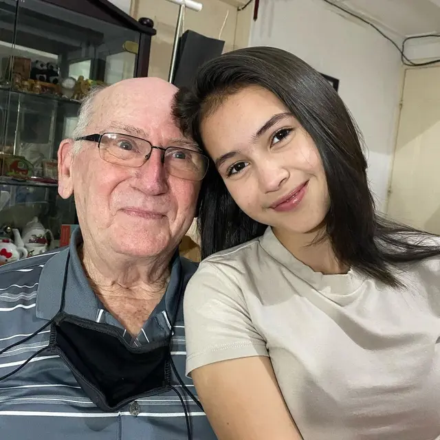 7 Tahun Tak Berjumpa, Ini 6 Momen Temu Kangen Sandrinna Michelle dan Sang Ayah
