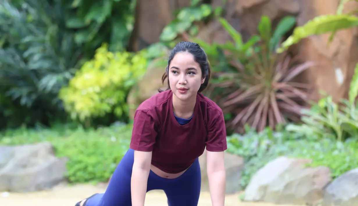 Cara paling aman menjaga bentuk tubuh bagi Chacha Frederica adalah dengan melakukan olahraga rutin setiap hari. Selain yoga, ia juga melakukan pilates. Baginya, ia olahraga memiliki kegunaan masing-masing. (Adrian Putra/Bintang.com)