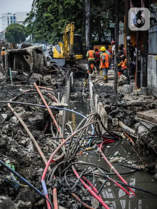 Pembangunan ini akan membuat trotoar menjadi satu kawasan yang nyaman dan aman untuk pejalan kaki mengakseS transportasi umum. (Liputan6.com/Faizal Fanani)