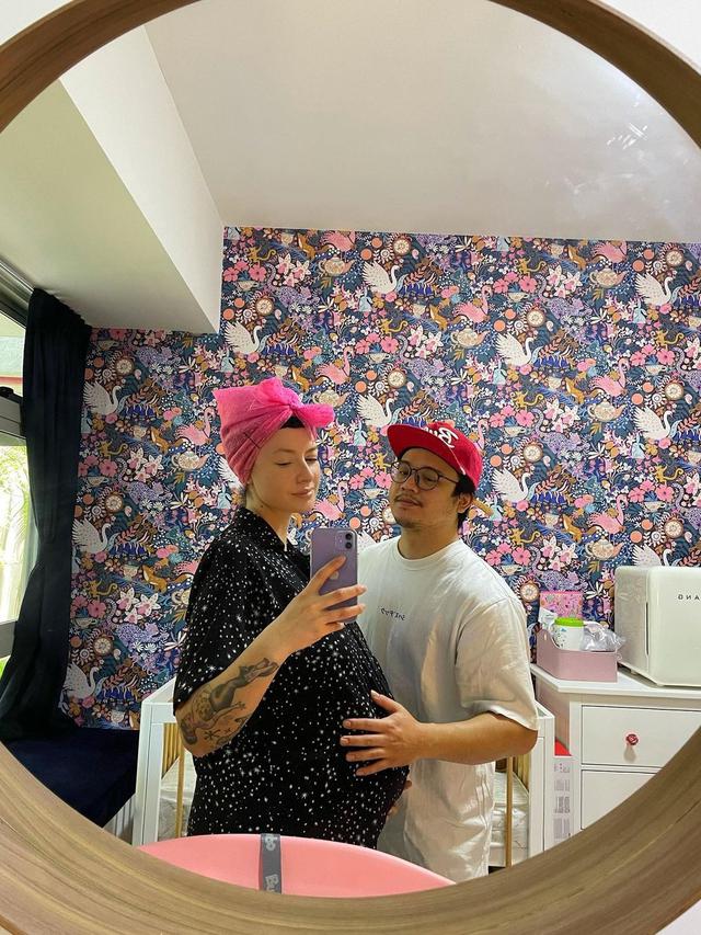 6 Potret Derby Romero Jadi Suami Siaga, Siap Sambut Kelahiran Anak Perempuan