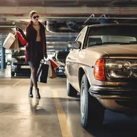 Untuk menunjang penampilan agar tetap modis, cewek wajib simpan fashion item ini di mobilnya! (Foto: unsplash,com)