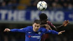 Gelandang Chelsea, Eden Hazard, duel udara dengan bek Barcelona, Samuel Umtiti, pada laga Liga Champions di Stadion Stamford Bridge, London, Selasa (20/2/2018). Hingga babak pertama usai kedudukan masinh imbang 0-0. (AFP/Ian Kington)