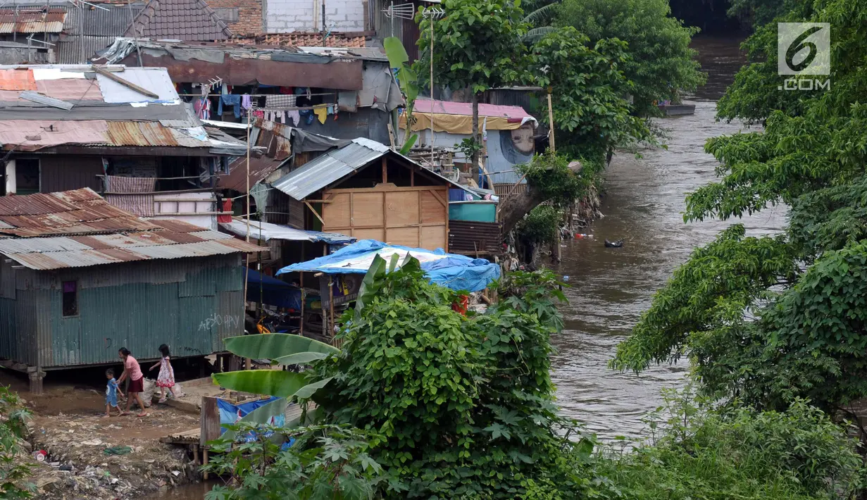 Deretan pemukiman padat di bantaran kali Ciliwung di sekitar kawasan Manggarai, Jakarta, Jumat (6/4). Hal ini menjadi satu-satunya cara mengembalikan fungsi sungai sebagai aliran air. (Liputan6.com/Helmi Fithriansyah)