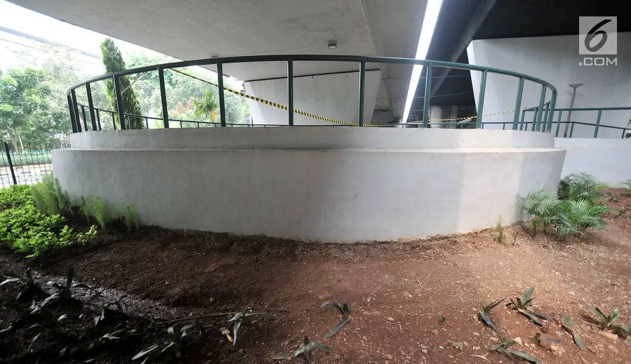 Taman di sekitar Skatepark Slipi yang juga rusak akibat diinjak-injak oleh warga, Jakarta, Minggu (16/6/2019). Skatepark tersebut selesai dibangun pada Januari 2019 dengan anggaran Rp 800 juta dan telah mengalami perbaikan selama dua kali. (merdeka.com/Iqbal S. Nugroho)