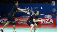 Pebulu tangkis ganda campuran Indonesia, Tontowi Ahmad/Winny Oktavina Kandow saat melawan Satwiksairaj Rankireddy/Ashwini Ponnappa (India) di di Babak 32 besar Indonesia Open 2019 di Istora Senayan, Jakarta, Rabu (17/7/2019). Tontowi/Winny unggul 21-13, 21-11. (Liputan6.com/Helmi Fitrhiansyah)