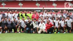 Presiden RI, Joko Widodo, foto bersama saat mengunjungi latihan Timnas Indonesia U-20 di Stadion Utama Gelora Bung Karno (SUGBK), Jakarta Pusat, Sabtu (1/4/2023).  (Bola.com/M Iqbal Ichsan)