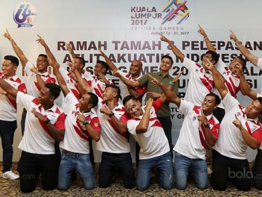 Gaya Tim Polo Air Putra Indonesia saat berfoto pada acara pelepasan tim Akuatik Indonesia di Epicentrum, Jakarta, Jumat (11/8/2017). Akuatik menargetkan lima emas pada  SEA Games 2017. (Bola.com/Nicklas Hanoatubun)