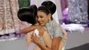 Keysi Sayago dipeluk salah satu kontestan saat merayakan kemenangannya usai dinobatkan sebagai Miss Venezuela 2016 dalam kontes kecantikan yang digelar di Caracas, Venezuela (5/10). (REUTERS/Marco Bello)