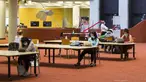 Orang-orang yang memakai masker menjaga jarak saat belajar di sebuah perpustakaan di Toronto, Kanada (24/8/2020). Tahap ketiga rencana pembukaan kembali Perpustakaan Umum Toronto dimulai pada Senin (24/8). (Xinhua/Zou Zheng)