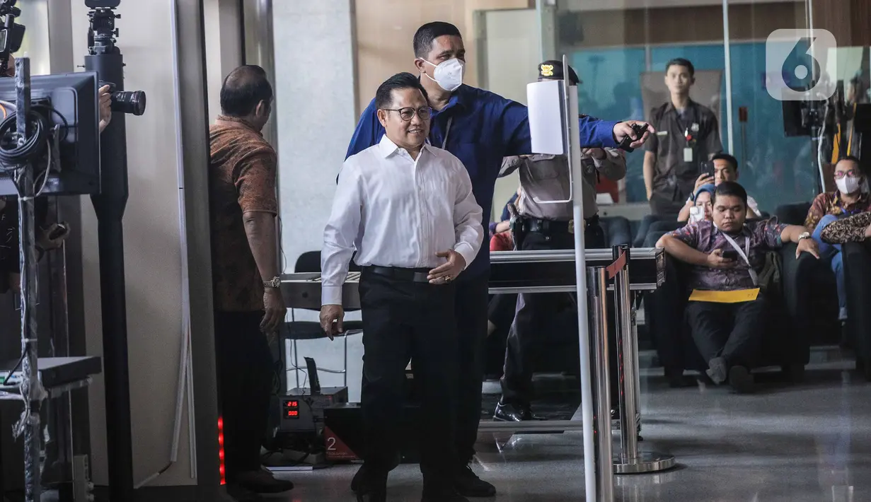 KPK memeriksa Cak Imin, sebagai saksi dalam kasus dugaan korupsi pengadaan sistem proteksi Tenaga Kerja Indonesia (TKI) di Kementerian Ketenagakerjaan (Kemnaker). (Liputan6.com/Faizal Fanani)