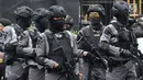 Polisi bersenjata mengamankan sidang pembelaan terdakwa kasus bom Thamrin, Aman Abdurrahman di Pengadilan Negeri Jakarta Selatan, Jumat (25/5). Penjagaan ketat di sekitar pengadilan hingga ruang persidangan digelar. (Liputan6.com/Immanuel Antonius)