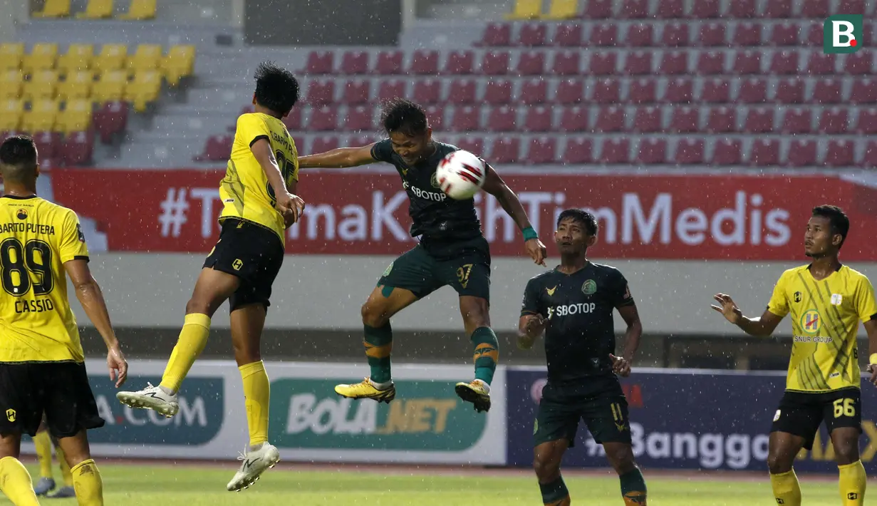 Striker Persikabo 1973, Muhammad Dimas Drajad (tengah) berduel udara dengan pemain Barito Putera dalam laga matchday ke-3 Grup A Piala Menpora 2021 di Stadion Manahan, Solo, Selasa (30/3/2021). Persikabo 1973 bermain imbang 2-2 dengan Barito Putera. (Bola.com/Ikhwan Yanuar)