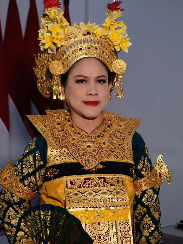 Potret Jokowi yang Mencari-Cari Tangan Iriana Saat Keduanya Hendak Menyapa Para Tamu yang Menghadiri Upacara 17 Agustus 2023. Setelah Berhasil, Jokowi pun Langsung Menggenggam Tangan Iriana (Foto: Dok. Instagram @bennusorumba)