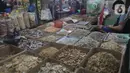Pedagang menunggu pembeli di Pasar Cibubur, Jakarta, Kamis (16/6/2022). Berdasarkan pantauan di Pusat Informasi Harga Pangan Strategis Nasional (PIHPS), terpantau ada beberapa kebutuhan pokok yang harganya naik. (Liputan6.com/Herman Zakharia)