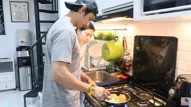 7 Momen Caesar Hito Bareng Felicya Angelista Masak untuk Makan Malam