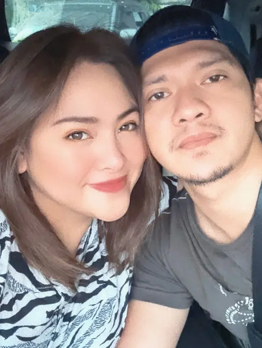 Sebelum menikah, pasangan ini kenal melalui Twitter. Audy yang sempat nyaman dengan kesendirian, sempat ingin memutuskan melajang seumur hidup. Namun, hal itu berbeda setelah menonton film The Raid. Sebelumnya, ia mengaku tak mengenal Iko Uwais. [Instagram/audyitem]