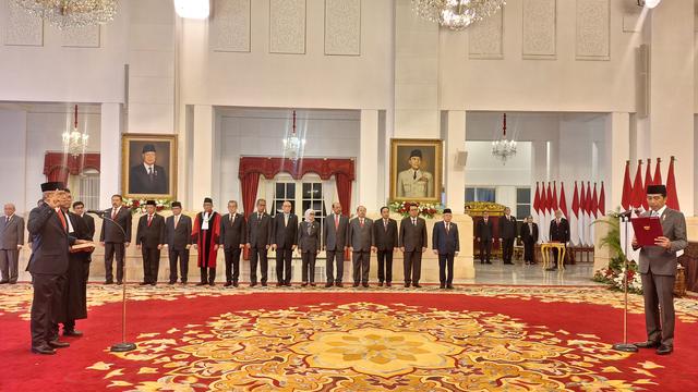 Presiden Joko Widodo atau Jokowi melantik Irjen Marthinus Hukom sebagai Kepala Badan Narkotika Nasional (BNN) di Istana Negara Jakarta, Jumat (8/12/2023).