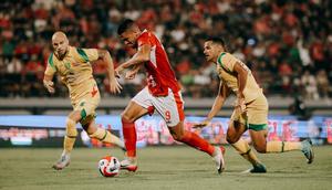 Duel Bali Uited vs Persebaya Surabaya pada laga pekan ke-20 BRI Super League 2025/2026, Sabtu (7/2/2026). (Bola.com/Alit Binawan)