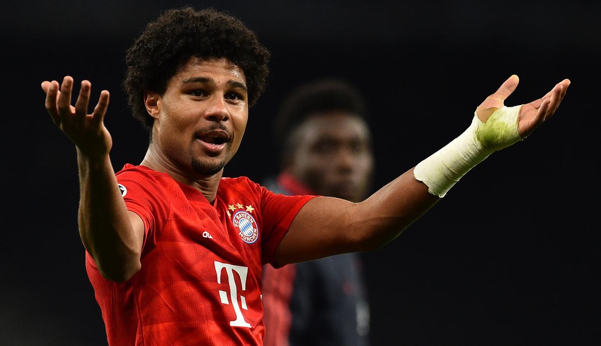 Gelandang Bayern Munchen, Serge Gnabry, merayakan kemenangan atas Tottenham pada laga Liga Champions di Stadion Tottenham, London, Selasa (1/10). Tottenham kalah 2-7 dari Munchen. (AFP/Glyn Kirk)