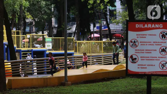 Libur Nataru, Warga Manfaatkan Taman untuk Berwisata
