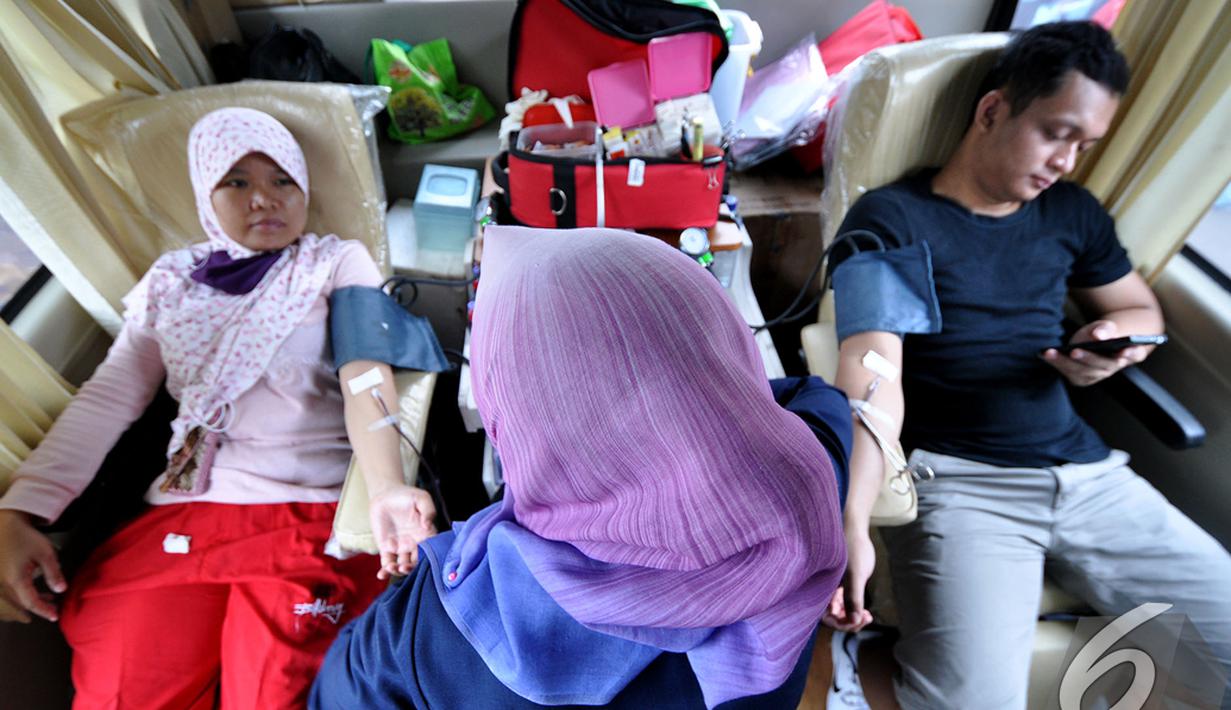 Dua peserta Dance4life melakukan Donor darah di Bundaran HI, Jakarta, Minggu (7/12/2014). (Liputan6.com/Miftahul Hayat)