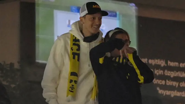 FOTO: Fenerbahce Menang, Mesut Ozil Nonton dari Bangku Penonton