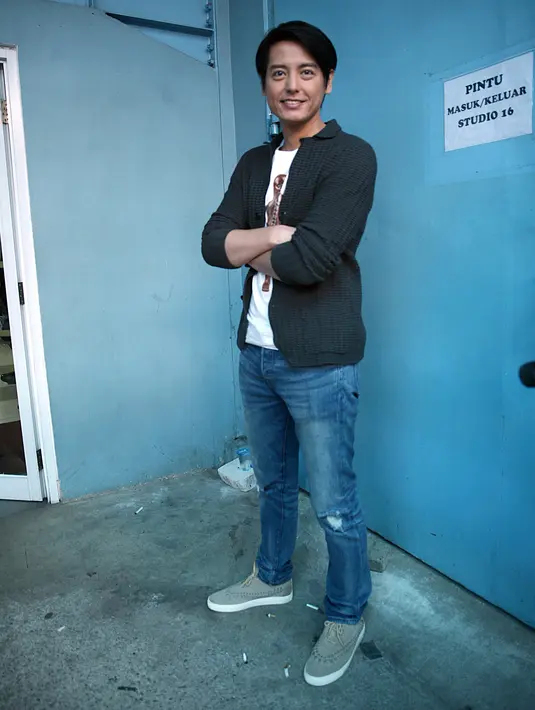 Meski dekat dengan beberapa wanita, Roger mengaku masih jomblo. Ia juga tak ada target nikah meski usianya telah kepala tiga. (Nurwahyunan/Bintang.com)