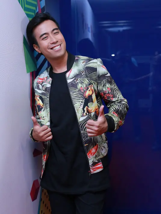 'Sebenernya dia kan bukan artis pasif. Dia tau apa yang dia mau. Dia tau mau perform apa. Gue lebih ke teknis dari pengalaman gue sendiri biar trial eror dia ga banyak,' sambung Vidi Aldiano. (Galih W. Satria/Bintang.com)
