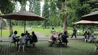 Pengunjung Kebun Raya Bogor di hari kedua Lebaran, Jumat (14/5/2021). (Liputan6.com/Achmad Sudarno)