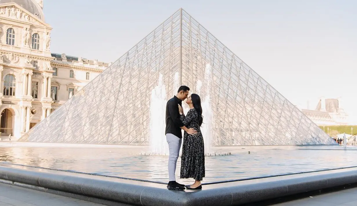 Perempuan kelahiran 20 November 1981 selalu tampak romantis bersama sang suami, Agus Harimurti Yudhoyono. Seperti diketahui, AHY menikah dengan Annisa Pohan 
 tanggal 8 Juli 2005. (Liputan6.com/IG/@annisayudhoyono)
