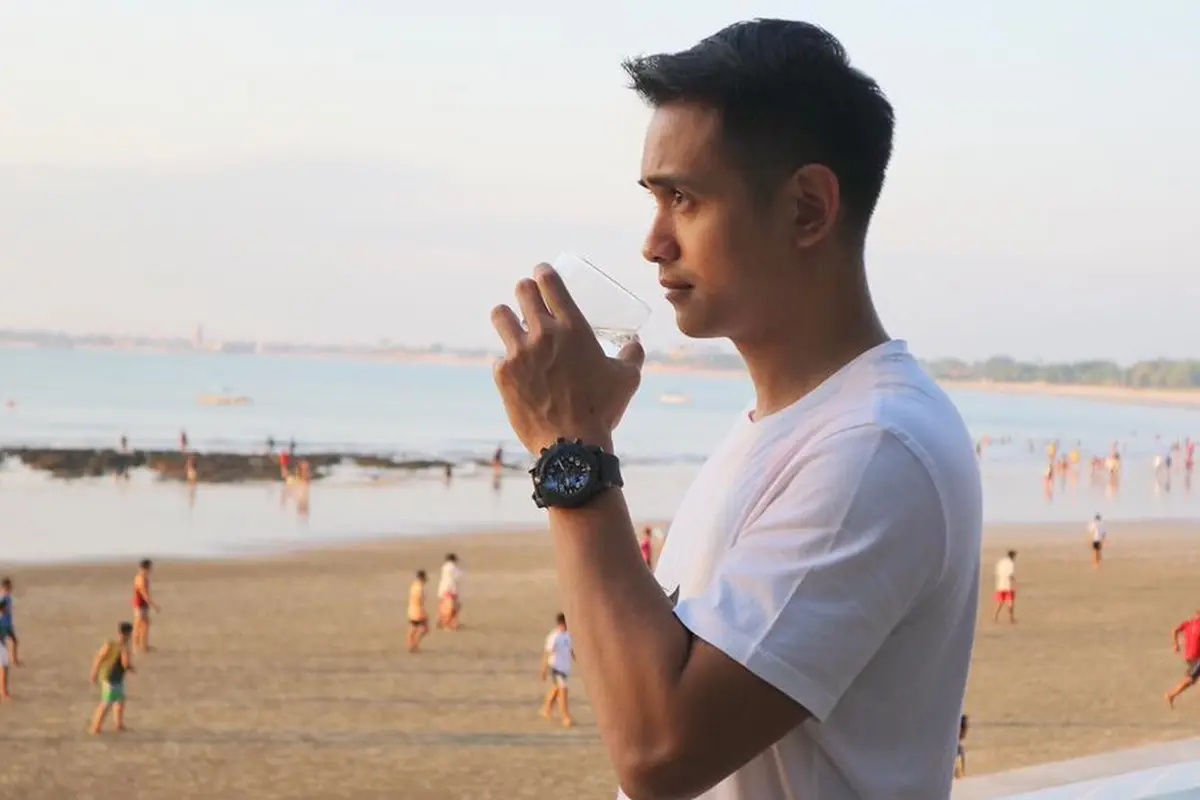 Gaya Liburan Ajun Perwira Saat Berada di Pantai