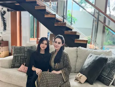 Chantal, yang kini duduk di bangku SMP, semakin menunjukkan pesonanya sebagai remaja. Wajahnya yang cantik dinilai banyak orang menurun dari sang ibu yang terkenal awet muda. Kedekatan mereka juga kerap terlihat dalam berbagai unggahan Jennifer ini. (Liputan6.com/IG/@jeje_haris89)