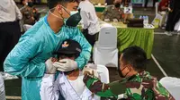 Siswa SMP 2 Kota Bandung mulai menerima vaksinasi Covid-19 untuk usia 12-17 tahun. (Foto: Humas Bandung)