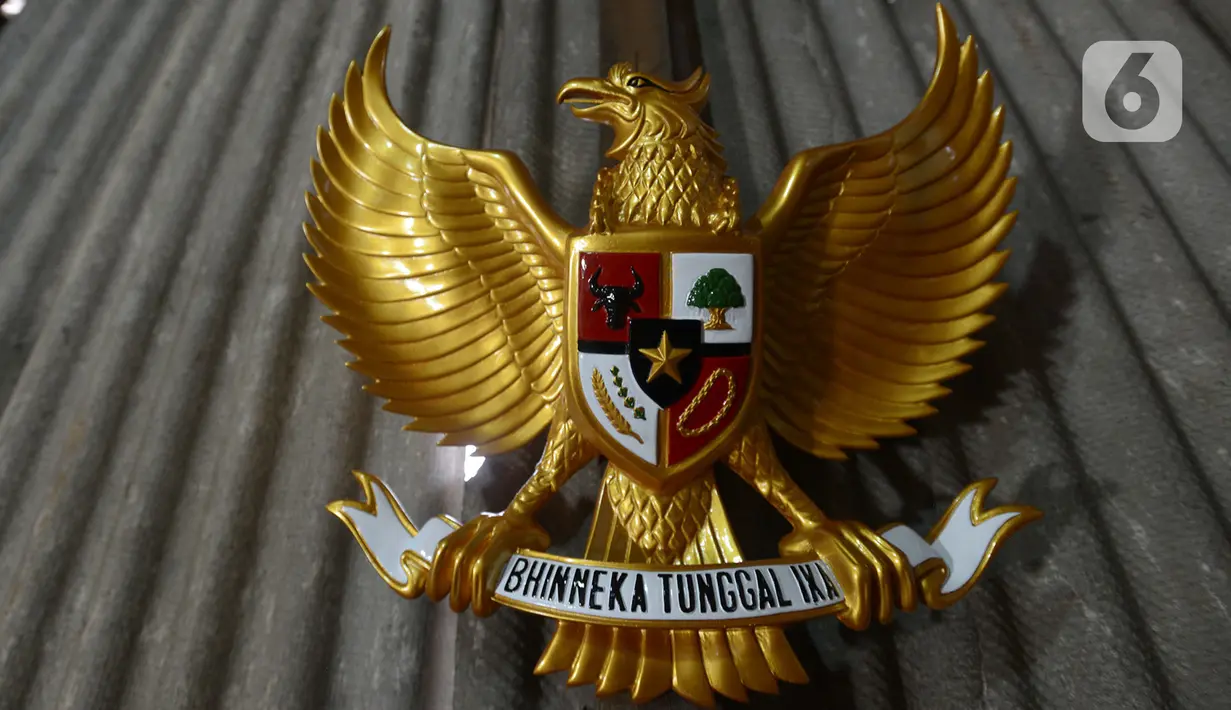 Salah satu kerajinan lambang Garuda Pancasila di bengkel rumahan, Jakarta, Kamis (13/8/2020). Menko bidang Perekonomian Airlangga Hartanto memaparkan anggaran Pemulihan Ekonomi Nasional (PEN) dalam bentuk bantuan bagi UMKM tercatat Rp32,5 triliun per 3 Agustus 2020. (merdeka.com/Imam Buhori)