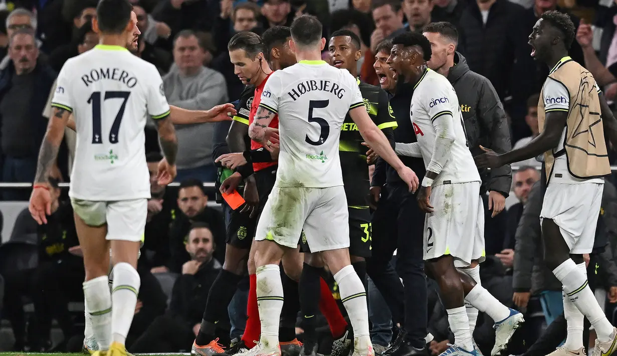 Tak lama setelah Kane dan para pemain Tottenham lain selebrasi bersama Conte, wasit utama Danny Makkelie mendapatkan informasi adanya pengecekan VAR terlebih dahulu. Setelah menunggu beberapa saat, VAR memutuskan gol tersebut tidak sah karena Kane sudah offside. (AFP/Ben Stansall)
