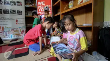 Sejumlah anak membaca buku di Yayasan 1001 Buku, Jakarta, Senin (8/5). Memperingati Hari Pendidikan Nasional pada 2 Mei, TIKI mendonasikan dana untuk Yayasan 1001 Buku yang mempunyai jaringan hingga ke pelosok negeri. (Liputan6.com/Faizal Fanani)